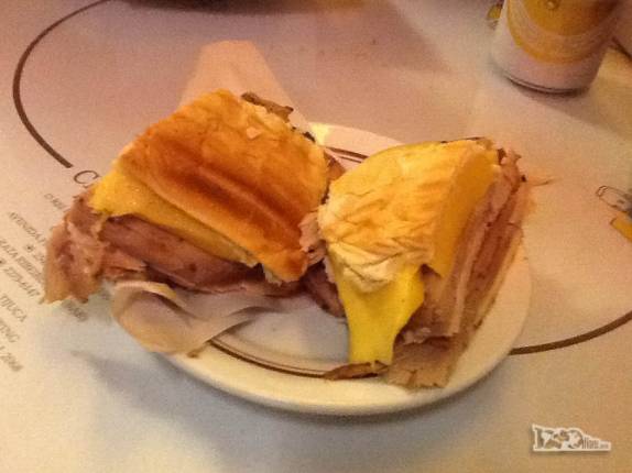 O delicioso e tradicional sanduíche de lombo com abacaxi, no Cervantes, no Rio de Janeiro